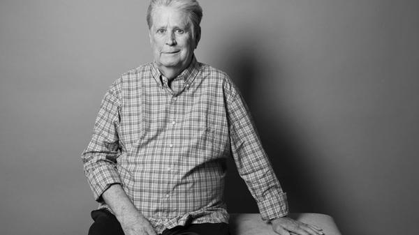 ARCHIV - 02.06.2015, USA, Los Angeles: Der Musiker Brian Wilson posiert für ein Porträt in Los Angeles. Der «Beach Boy» Brian Wilson ist tot. Der Mitgründer der legendären Band starb im Alter von 82 Jahren. Foto: Casey Curry/Invision/AP/dpa +++ dpa-Bildfunk +++