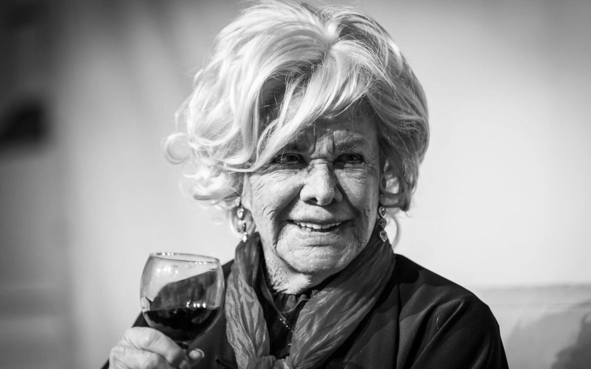 Die Schauspielerin und ehemalige Dschungelkönigin Ingrid van Bergen ist am 28. November im Alter voin 94 Jahren gestorben. Die vielseitge Darstellerin und Synchronsprecherin starb in Eyendorf. Am 15. Juni 1931 in Danzig geboren, gehörte van Bergen in den 1950er- und 60er-Jahren zu den bekanntesten deutschsprachigen Filmschauspielerinnen und war unter anderem an der Seite von Joachim Fuchsberger, Christopher Lee, Klaus Kinski und Heinz Rühmann zu sehen. Auch als Sängerin war van Bergen erfolgreich und veröffentlichte einige Schallplatten. 1977 sorgte sie für Aufsehen, als sie ihren Geliebten Klaus Knaths in einer Villa am Starnberger See erschoss und anschließend wegen Totschlags verurteilt wurde.