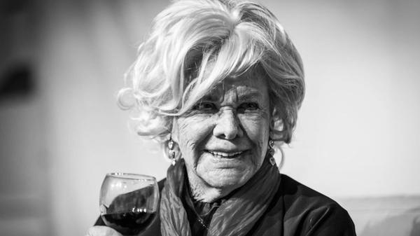 Die Schauspielerin und ehemalige Dschungelkönigin Ingrid van Bergen ist am 28. November im Alter voin 94 Jahren gestorben. Die vielseitge Darstellerin und Synchronsprecherin starb in Eyendorf. Am 15. Juni 1931 in Danzig geboren, gehörte van Bergen in den 1950er- und 60er-Jahren zu den bekanntesten deutschsprachigen Filmschauspielerinnen und war unter anderem an der Seite von Joachim Fuchsberger, Christopher Lee, Klaus Kinski und Heinz Rühmann zu sehen. Auch als Sängerin war van Bergen erfolgreich und veröffentlichte einige Schallplatten. 1977 sorgte sie für Aufsehen, als sie ihren Geliebten Klaus Knaths in einer Villa am Starnberger See erschoss und anschließend wegen Totschlags verurteilt wurde.