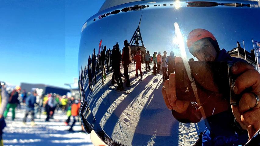 Vor der Friedensglocke Concordia kreuzen die Skifahrer ihre Wege von den Liften zu den Pisten. Vor der Friedensglocke Concordia kreuzen die Skifahrer ihre Wege von den Liften zu den Pisten.