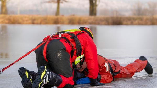 2024-01-15_Vifogra_ID8432_Eisrettung_Herrieden-Bir