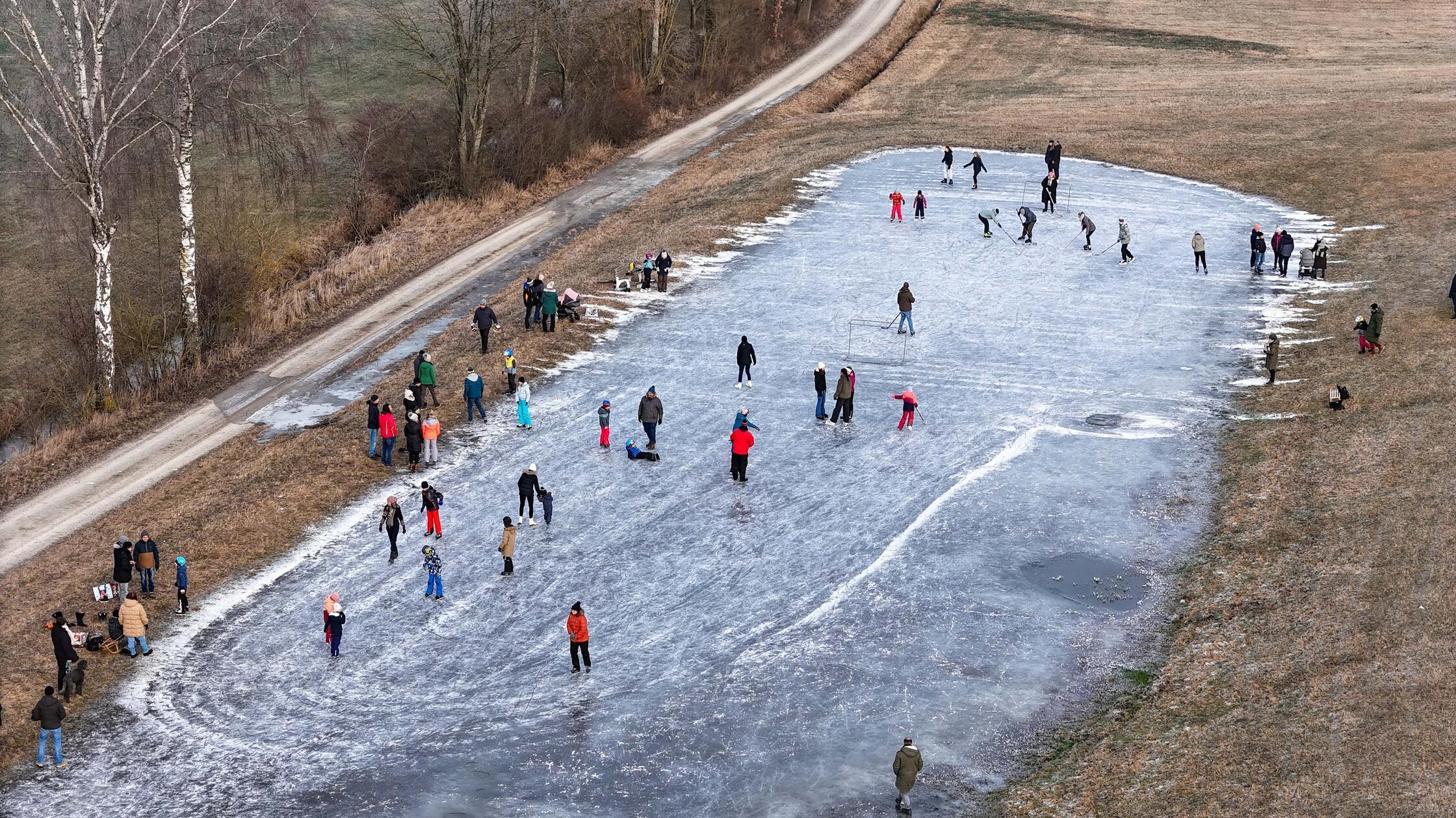 Es lauere immer die Gefahr, ins Eis einzubrechen. „Wir haben jetzt hier gemessen acht Zentimeter. Wir sagen, ein sicheres Betreten der Eisfläche ist ab 15 Zentimeter möglich", erklärt Bastian Glückselig, der zweite Vorsitzende der DLRG Ansbach, vor Ort in Herrieden.