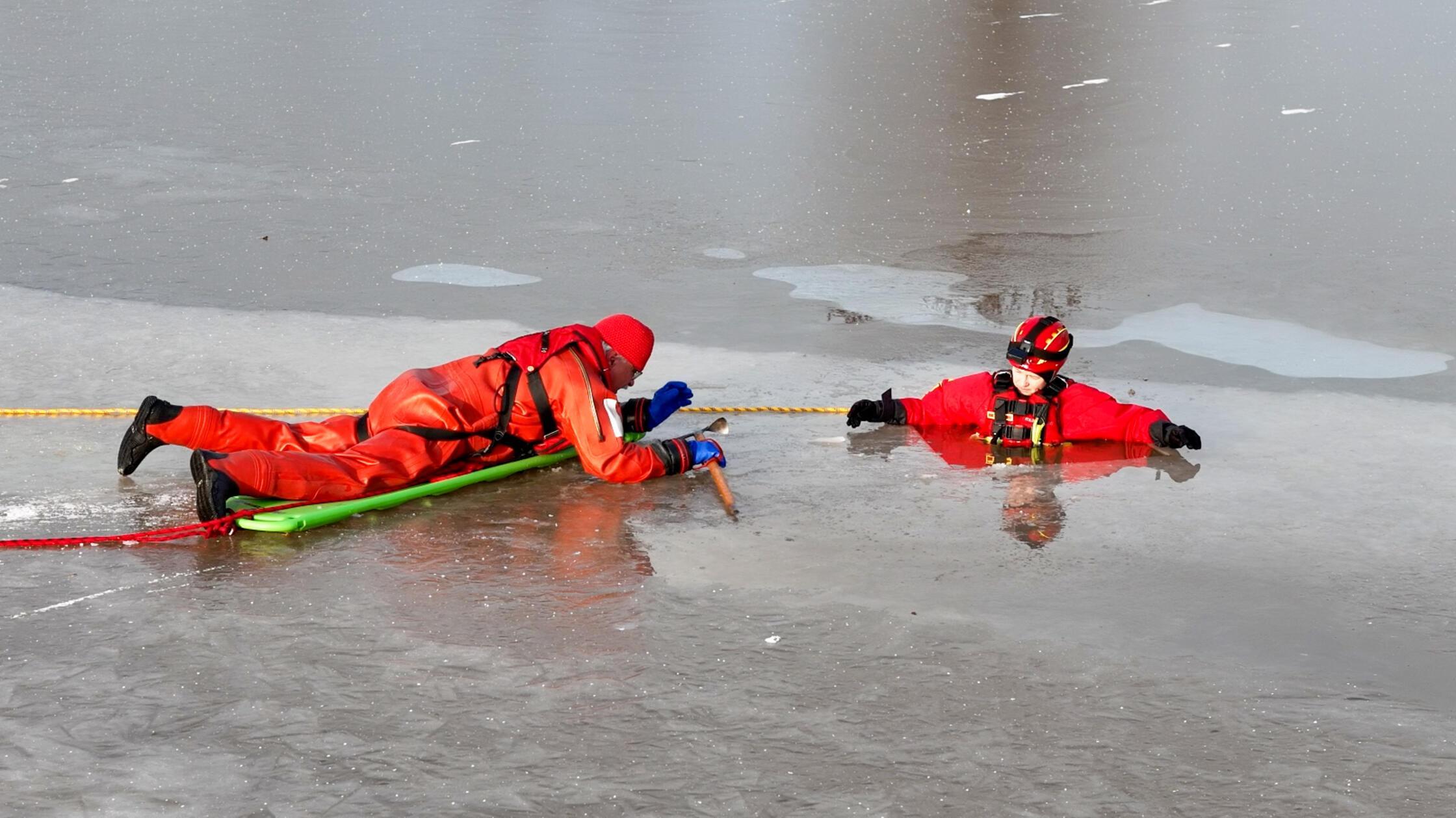 Deswegen rät Glückselig, "vorsichtig und umsichtig sein" und "eventuell Eisflächen zu verwenden, die auf einer bekannt gefluteten Wiese maximal knietief sein können". Dann sei man auf der sicheren Seite und habe auf dem Eis Spaß ohne Reue, so der zweite Vorsitzende der DLRG Ansbach weiter.