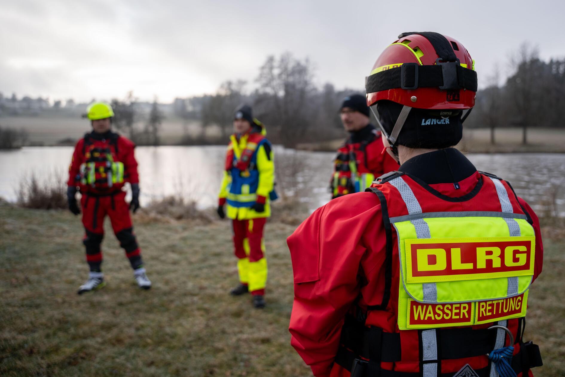 Wer sich nicht sicher sei, ob das Eis 15 Zentimeter oder dicker ist, könne sich an ein paar ganz einfachen Punkten orientieren, sagt Bastian Glückselig.