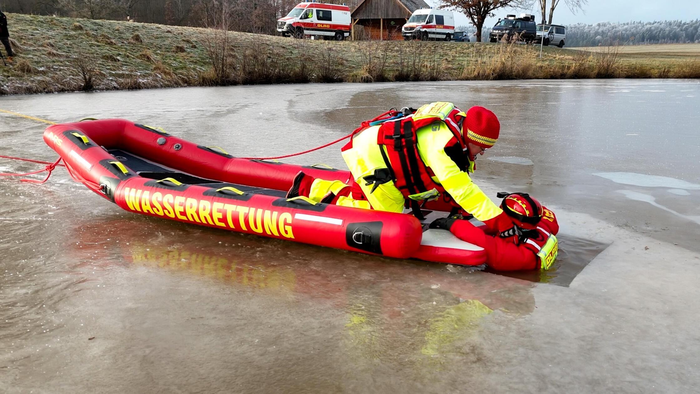 "Uferbewuchs, der eingewachsen ist, oder der vom Eis umspült ist, ist immer ein Faktor dafür, dass im Endeffekt keine Tragfähigkeit gegeben ist", führt der Lebensretter an.