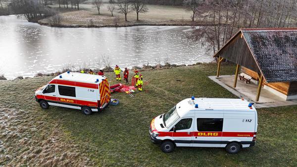 Verschiedene Farben im Eis, gerade weißes Eis, seien im Endeffekt ein Indiz dafür, dass im Eis Lufteinschlüsse vorhanden sind, die die Tragfähigkeit mindern. "Wenn man zum Beispiel ganz gut sehen kann, dass während des Frierens des Eises Windverhältnisse geherrscht haben. Man sieht hier ganz klar auch die Windrichtung. Das ist auch immer ein Faktor dafür, dass während dem Frieren des Eises, dem Frostvorgang, Bewegung auf dem Wasser gewesen ist, was immer auch eine Möglichkeit für eine Schwächung der Eisfläche darstellen kann."