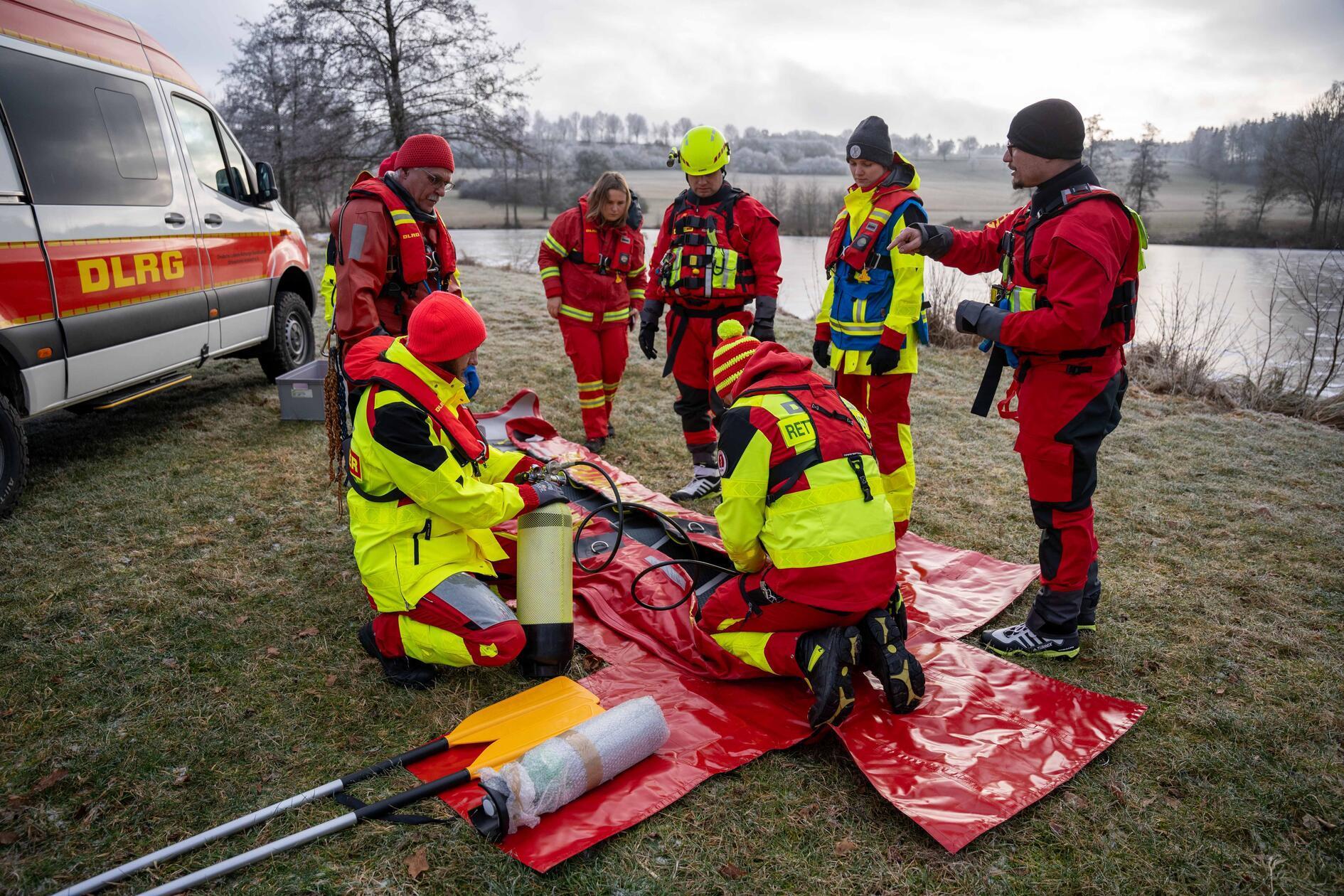 Um für den Notfall bestmöglich gewappnet zu sein, üben die Mitglieder der DLRG Ansbach regelmäßig den Ernstfall. Denn da zählt jede Minute. Maximal 15 Minuten kann ein Mensch überleben, der in einen See oder Weiher einbricht, so Bastian Glückselig.