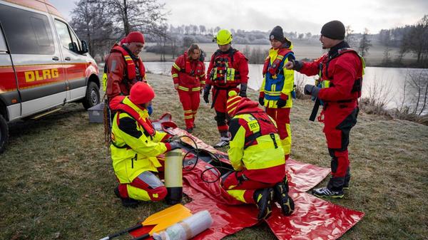 Um für den Notfall bestmöglich gewappnet zu sein, üben die Mitglieder der DLRG Ansbach regelmäßig den Ernstfall. Denn da zählt jede Minute. Maximal 15 Minuten kann ein Mensch überleben, der in einen See oder Weiher einbricht, so Bastian Glückselig.