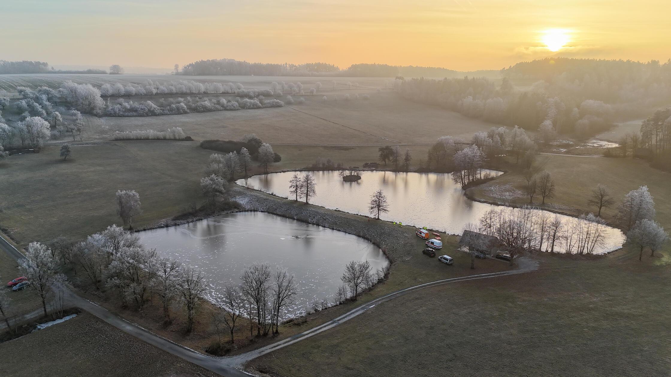 Für umstehende Menschen, Zeugen, heißt es dann: Schnell Hilfe leisten - aber ohne sich dabei selbst in Gefahr zu begeben, wie Bastian Glückselig betont: „Also das Wichtigste ist immer den Notruf, 112, zu wählen als erste Maßnahme. Und dann kann man versuchen, Gegenstände anzureichern, wenn man nahe genug an die Einbruchstelle herankommen kann, ohne sich selbst zu gefährden. Ganz wichtig immer, sich dabei abzusichern mit weiteren Helfern. Also niemals alleine irgendwo aktiv werden, sondern immer nur gemeinsam mit mindestens einer zweiten Person oder einer Gruppe."