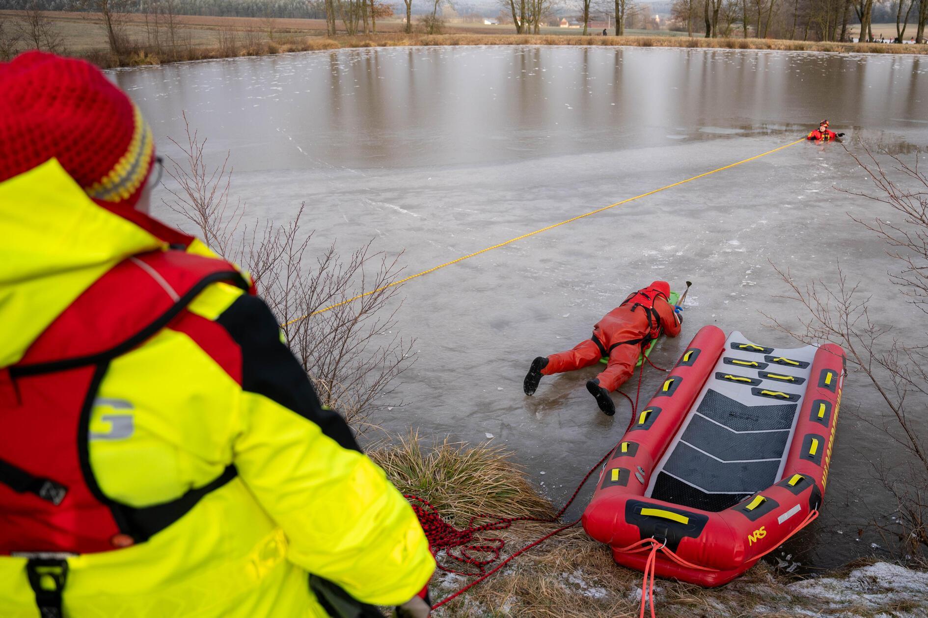 "Man kann mit Ästen arbeiten, mit Schals, mit allem arbeiten, was einem die Strecke zur Einbruchstelle verlängert. Das heißt: Möglichst weit wegbleiben, ohne sich eben nicht selbst zu gefährden", so Glückselig.