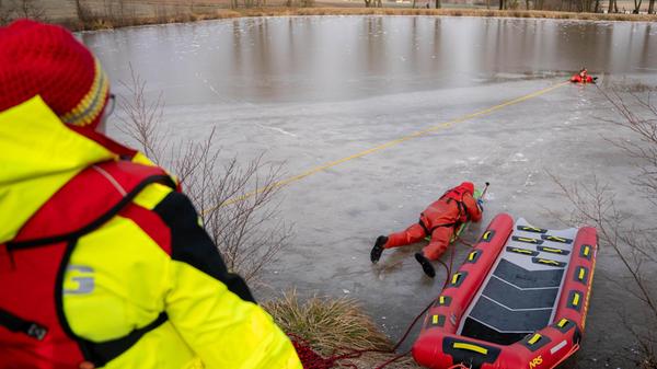 "Man kann mit Ästen arbeiten, mit Schals, mit allem arbeiten, was einem die Strecke zur Einbruchstelle verlängert. Das heißt: Möglichst weit wegbleiben, ohne sich eben nicht selbst zu gefährden", so Glückselig.