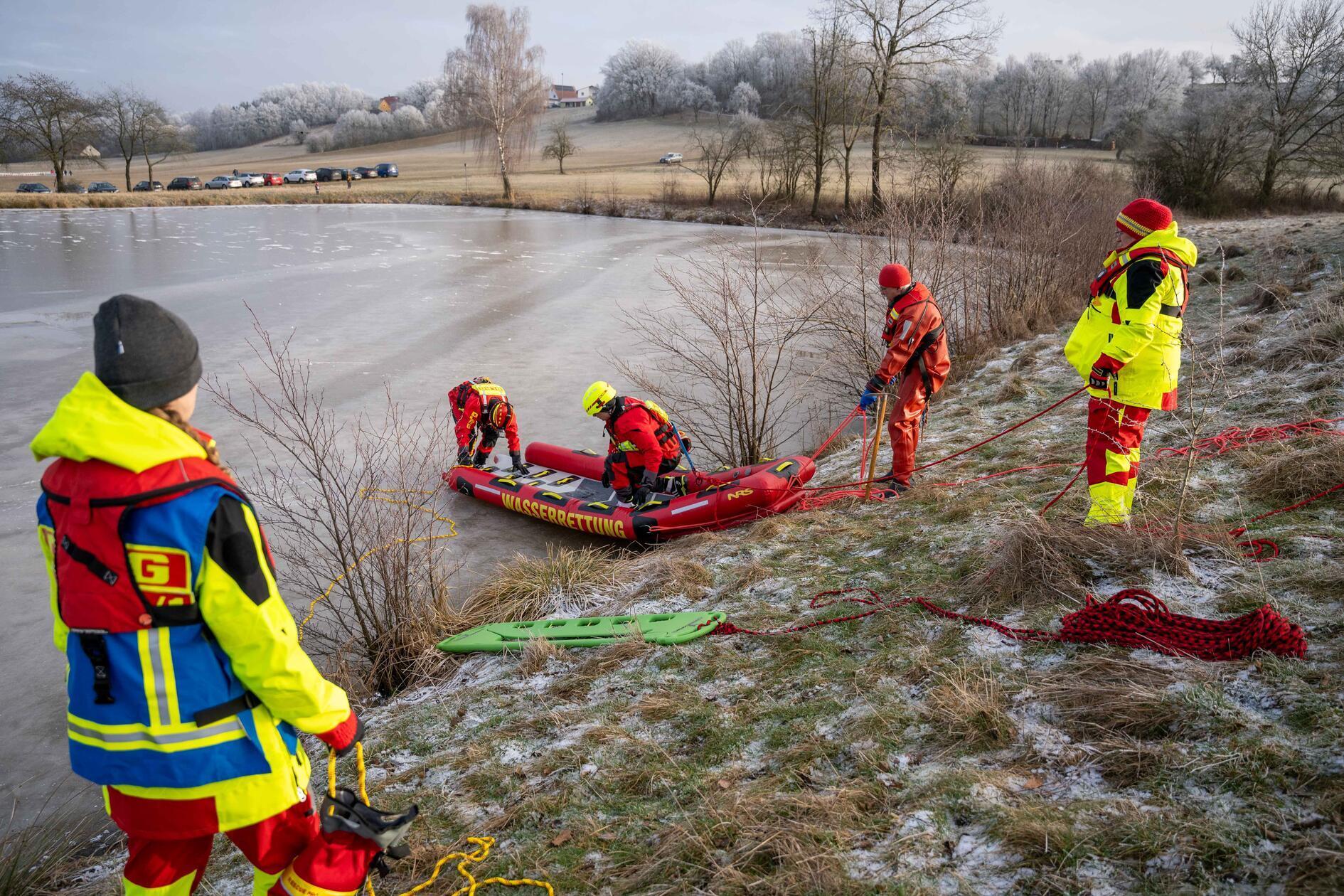 „Nach dem Erstkontakt mit dem kalten Wasser reagiert der Körper mit einem erhöhten Atemantrieb. Die Venen werden sich verengen, der Blutdruck wird sich erhöhen, die Blutzirkulation ist erhöht mit einer vermehrten Pumpleistung des Herzens. Problem dabei ist immer der Faktor Zeit. Man sagt im Endeffekt maximal 15 Minuten Überlebenschance im kalten Wasser, weil aufgrund der Kälte natürlich die Muskeln schneller ermüden und nach ungefähr drei bis fünf Minuten bereits die Schwimmfähigkeit abnimmt“, erklärt Bastian Glückselig.