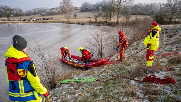 „Nach dem Erstkontakt mit dem kalten Wasser reagiert der Körper mit einem erhöhten Atemantrieb. Die Venen werden sich verengen, der Blutdruck wird sich erhöhen, die Blutzirkulation ist erhöht mit einer vermehrten Pumpleistung des Herzens. Problem dabei ist immer der Faktor Zeit. Man sagt im Endeffekt maximal 15 Minuten Überlebenschance im kalten Wasser, weil aufgrund der Kälte natürlich die Muskeln schneller ermüden und nach ungefähr drei bis fünf Minuten bereits die Schwimmfähigkeit abnimmt“, erklärt Bastian Glückselig.