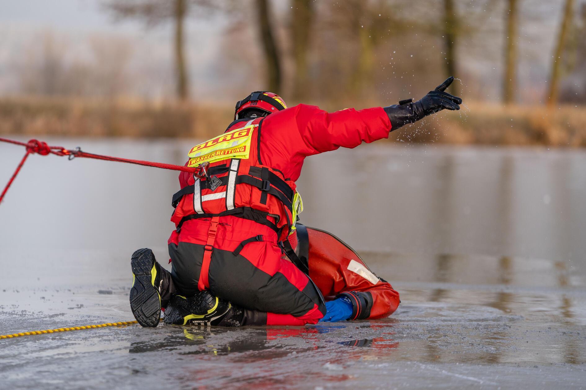 Wer sich nicht auf natürliches Gewässer traut, kann schauen, ob es in seinem Umfeld künstliche Eisflächen gibt. In Herrieden haben die Ski- und Wanderfreunde Birkach-Elbersroth eine sichere Eisfläche angelegt: „Das Besondere an der Eisfläche ist: Sie ist nicht das ganze Jahr mit Wasser geflutet, sondern wir können sie über ein Rohrsystem von den drüben liegenden Weihern fluten", berichtet deren Vorsitzender Jürgen Leis. Das habe den Vorteil, dass sicheres Schlittschuhlaufen gewährleistet ist, weil die Wasserhöhe maximal 25 bis 30 Zentimeter misst. "Sollte ein Kind einbrechen, besteht keine Gefahr, dass hier irgendwas passieren kann, außer nasse Füße“, so Leis.