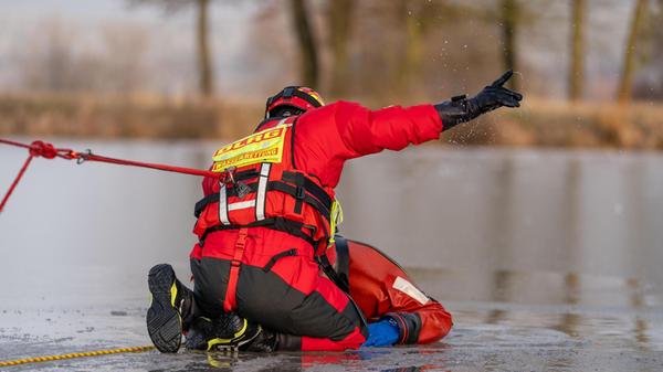 Wer sich nicht auf natürliches Gewässer traut, kann schauen, ob es in seinem Umfeld künstliche Eisflächen gibt. In Herrieden haben die Ski- und Wanderfreunde Birkach-Elbersroth eine sichere Eisfläche angelegt: „Das Besondere an der Eisfläche ist: Sie ist nicht das ganze Jahr mit Wasser geflutet, sondern wir können sie über ein Rohrsystem von den drüben liegenden Weihern fluten", berichtet deren Vorsitzender Jürgen Leis. Das habe den Vorteil, dass sicheres Schlittschuhlaufen gewährleistet ist, weil die Wasserhöhe maximal 25 bis 30 Zentimeter misst. "Sollte ein Kind einbrechen, besteht keine Gefahr, dass hier irgendwas passieren kann, außer nasse Füße“, so Leis.