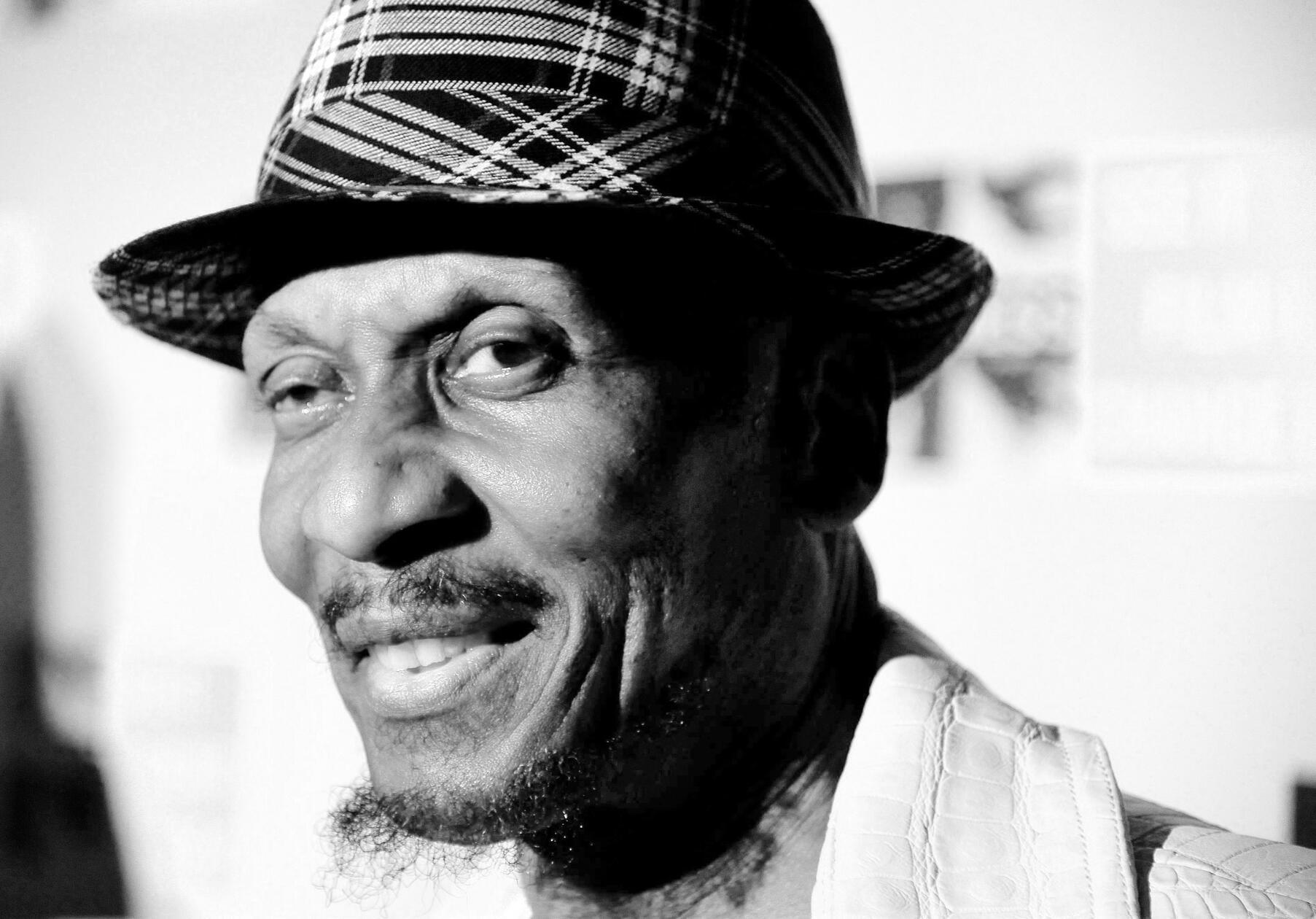 Reggae-Ikone Jimmy Cliff ist tot. Der jamaikanische Künstler starb Ende November im Alter von 81 Jahren an den Folgen einer Lungenentzündung, wie seine Familie mitteilte. «Mit tiefer Trauer» verbreitete Cliffs Frau Latifa die Nachricht auf der Plattform Instagram. «Jimmy, mein Liebling, mögest du in Frieden ruhen», schrieb sie. Cliff zählt zu den Pionieren der Reggae-Musik und gilt als Förderer von Bob Marley. Seinen ersten Hit «Hurricane Hattie» hatte er in den frühen 1960er-Jahren, als es den Begriff der Reggae-Musik noch gar nicht gab. Später folgten weltbekannte Lieder wie «Wonderful World, Beautiful People» und «You Can Get It If You Really Want» sowie eine Coverversion von «I Can See Clearly Now».