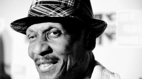 Reggae-Ikone Jimmy Cliff ist tot. Der jamaikanische Künstler starb Ende November im Alter von 81 Jahren an den Folgen einer Lungenentzündung, wie seine Familie mitteilte. «Mit tiefer Trauer» verbreitete Cliffs Frau Latifa die Nachricht auf der Plattform Instagram. «Jimmy, mein Liebling, mögest du in Frieden ruhen», schrieb sie. Cliff zählt zu den Pionieren der Reggae-Musik und gilt als Förderer von Bob Marley. Seinen ersten Hit «Hurricane Hattie» hatte er in den frühen 1960er-Jahren, als es den Begriff der Reggae-Musik noch gar nicht gab. Später folgten weltbekannte Lieder wie «Wonderful World, Beautiful People» und «You Can Get It If You Really Want» sowie eine Coverversion von «I Can See Clearly Now».