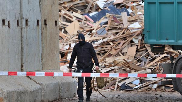 13.01.2025, Bayern, Fürstenfeldbruck: Ein Mitarbei