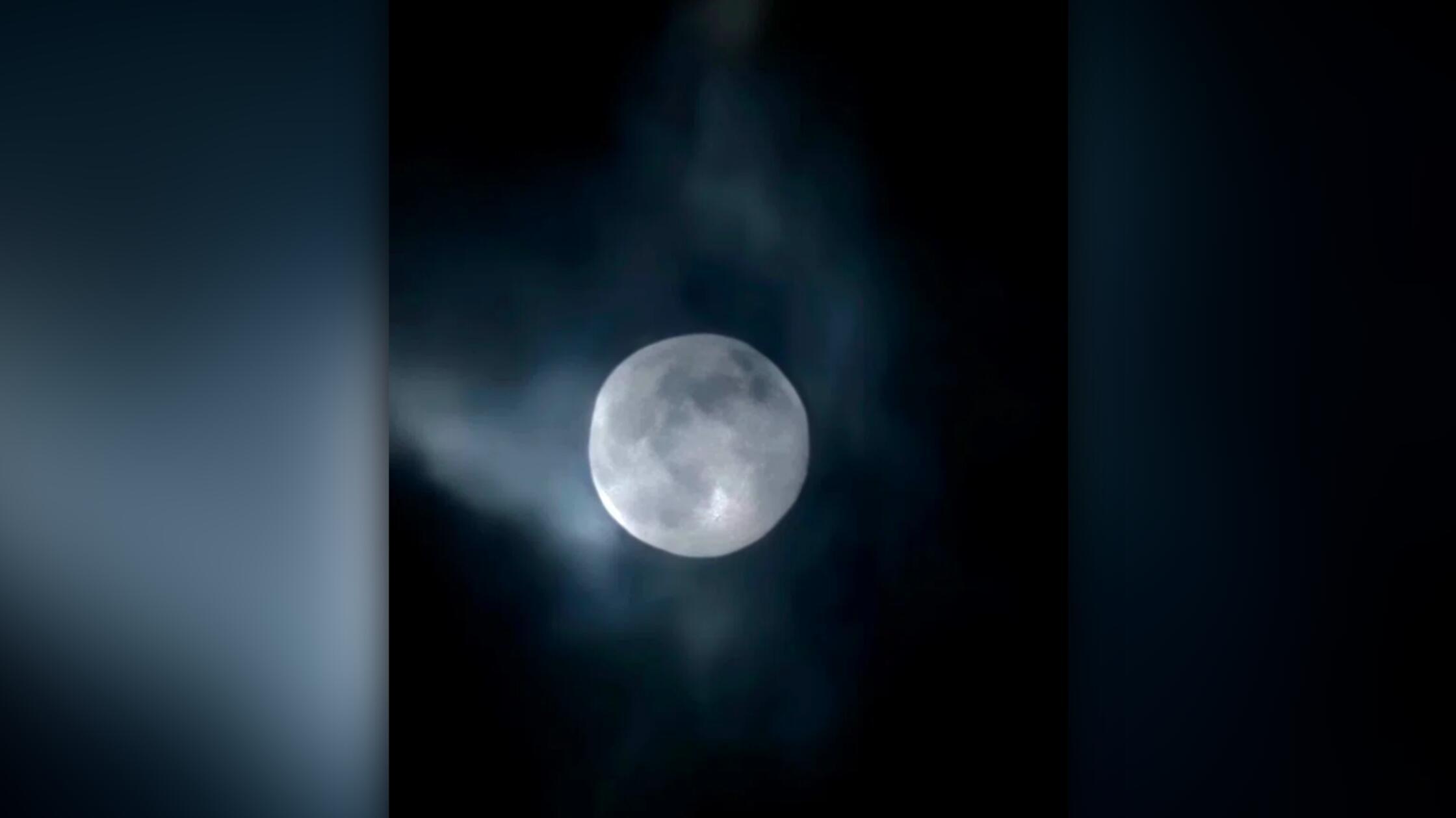 Wenn die der Erde zugewandte Seite des Mondes vollständig von der Sonne beleuchtet wird, spricht man von einem Vollmond.