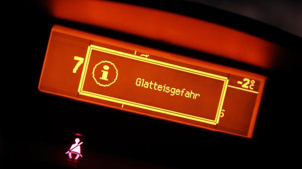 15.01.2025, Bayern, Füssen: «Glatteisgefahr» ist a