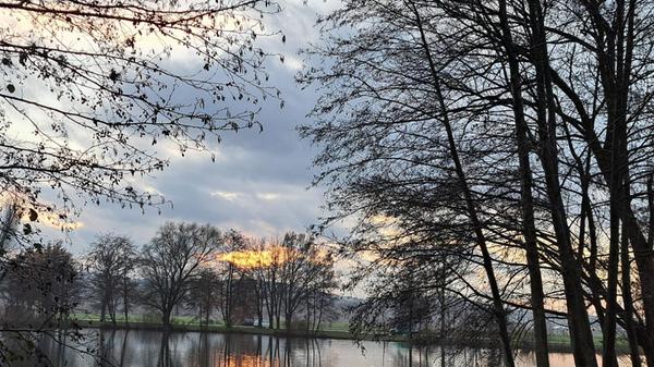Novembersonnenuntergang am Baggersee in Happurg.