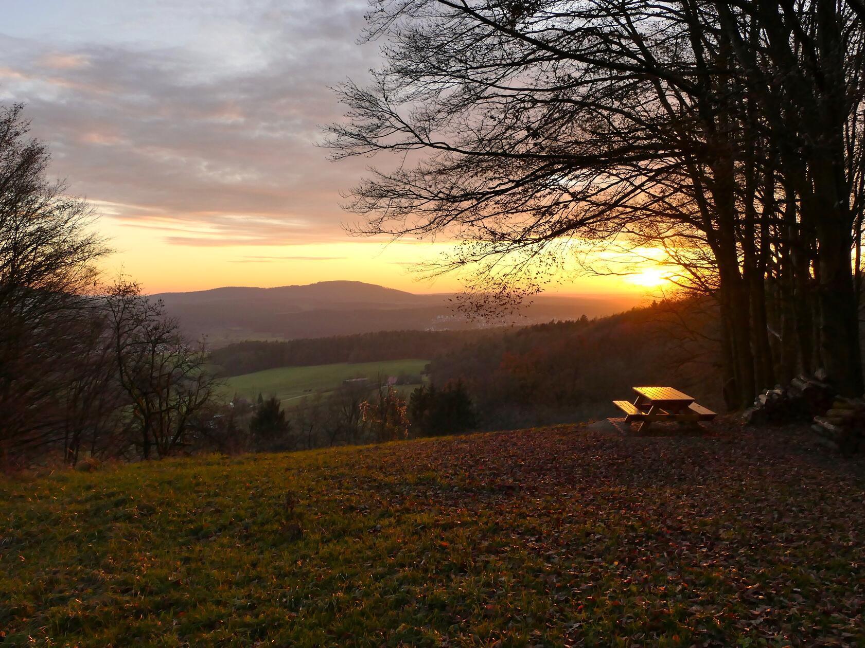 Einen tollen Blick auf den Sonnenuntergang hat man vom "Girbinger-Bänkle" oberhalb von Leuzenberg aus, schreibt unsere Leserfotografin Andrea Engelhard.
