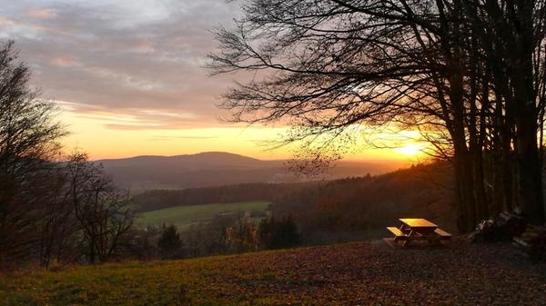Einen tollen Blick auf den Sonnenuntergang hat man vom "Girbinger-Bänkle" oberhalb von Leuzenberg aus, schreibt unsere Leserfotografin Andrea Engelhard.