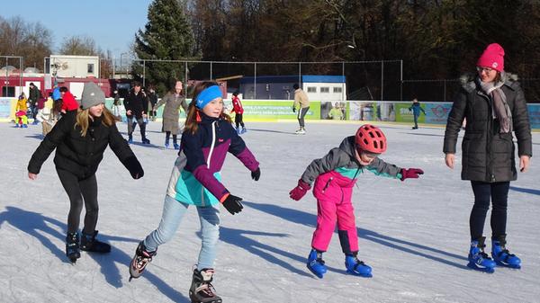 In die Schlittschuhe, fertig, los: In und um Nürnberg gibt es viele Bahnen, um sein Können in Eislaufschuhen unter Beweis zu stellen. In den Wintermonaten haben die Arena Nürnberger Versicherung, das Eisstadion Höchstadt an der Aisch, die Eislaufanlage auf dem Neumarkter Volksfestplatz und das Eisstadion in Pegnitz täglich geöffnet. Vor Ort gibt es jeweils die Möglichkeit, Schlittschuhe und anderes Zubehör auszuleihen.