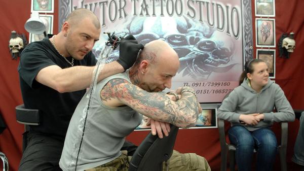 Am Samstag, 18. Januar und Sonntag, 19. Januar, dreht sich in der Fürther Stadthalle alles um Tattoos. Auf der Tattooconvention stehen Artists aus ganz Deutschland und verschiedenster Stilrichtungen bereit, um die Besucher zu informieren und zu tätowieren. Das Highlight der Messe ist der Tattoo-Contest, außerdem gibt es Live-Musik, Piercings, Kleidung und mehr. Der Eintritt kostet vor Ort 15 Euro, Online-Tickets kosten 12 Euro.