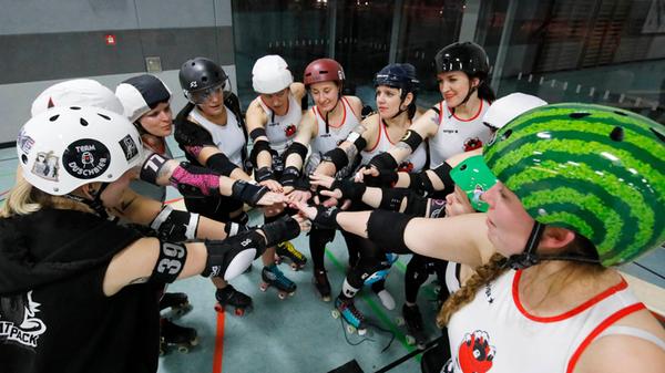 Die Nürnberger Rollerderby "Sucker Punch All Stars" begrüßen am Samstag, 18. Januar, die "Munich Rolling Rebels" in der San-Carlos-Straße 4. Während die beiden Teams um 14 Uhr gegeneinander antreten, zeigen die "Rolling Rat Pack" und die "Graveyard Queens Köln" um 16.30 Uhr wer besser ist. Die Preisempfehlung liegt bei fünf bis zehn Euro.