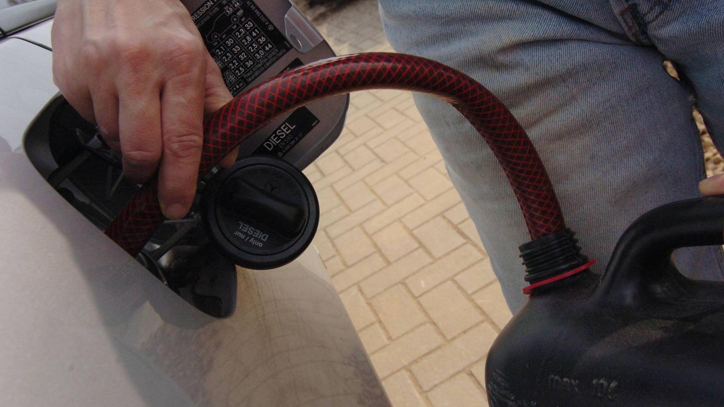 Auf mehreren Baustellen haben Unbekannte im vergangenen Jahr wiederholt Diesel gestohlen. (Symbolbild) Auf mehreren Baustellen haben Unbekannte im vergangenen Jahr wiederholt Diesel gestohlen. (Symbolbild)