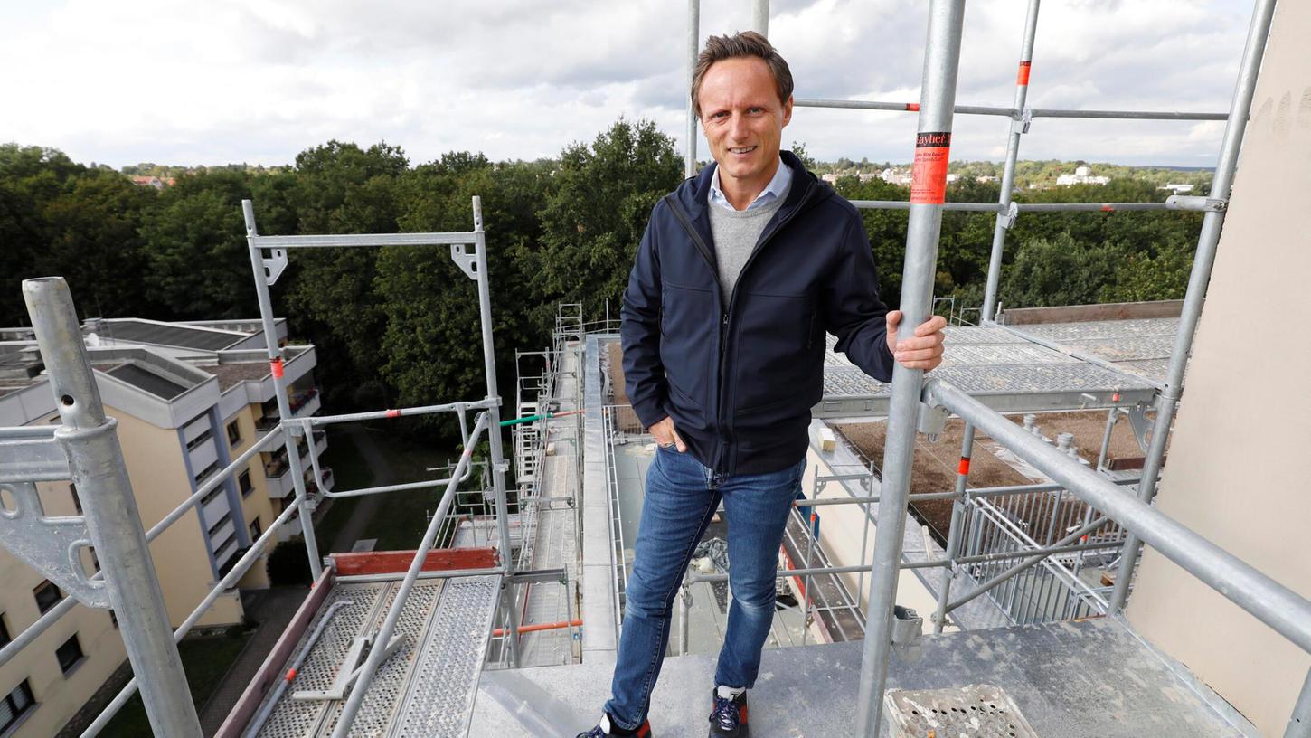 Der Erlanger Bauunternehmer Philipp Schneider, Geschäftsführer von Mauss Bau, hat die drei Baustellen der Project-Gruppe in Nürnberg (im Bild die Ostendstraße) als Generalunternehmer übernommen. Der Erlanger Bauunternehmer Philipp Schneider, Geschäftsführer von Mauss Bau, hat die drei Baustellen der Project-Gruppe in Nürnberg (im Bild die Ostendstraße) als Generalunternehmer übernommen.