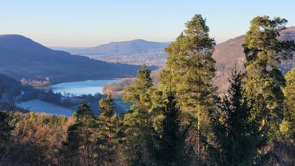 Blick vom Vogelfels bei See auf Förrenbach und den Stausee.