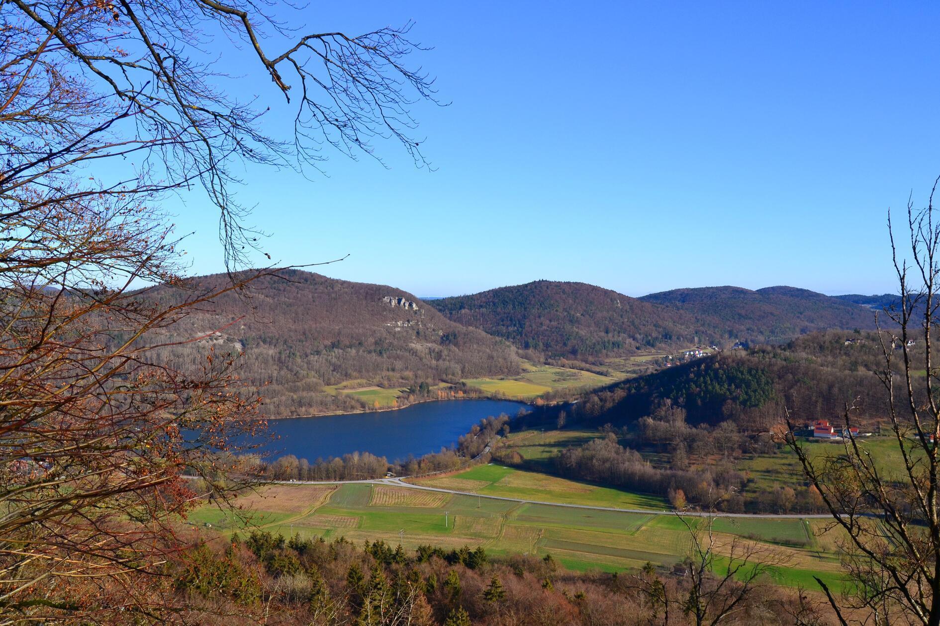 Bei bestem Wetter hat unsere Leserfotografin die schöne Aussicht vom Jungfernsprung über den Happurger Stausee genossen.