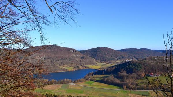 Bei bestem Wetter hat unsere Leserfotografin die schöne Aussicht vom Jungfernsprung über den Happurger Stausee genossen.