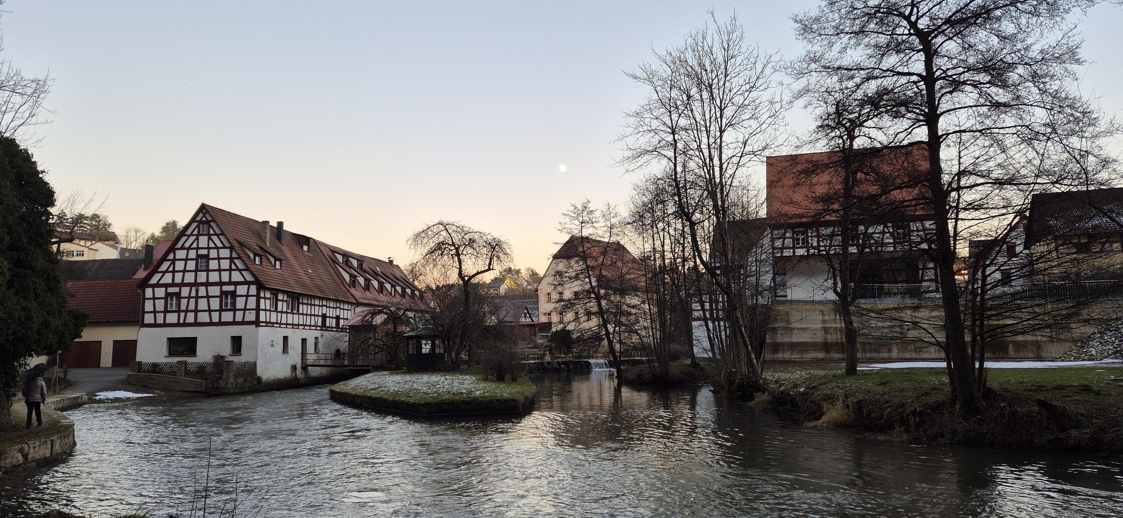 Frostige Temperaturen und Vollmond über der Veldener Mühle.