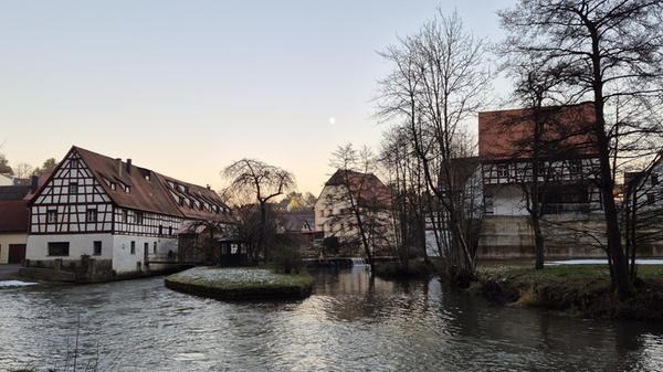 Frostige Temperaturen und Vollmond über der Veldener Mühle.