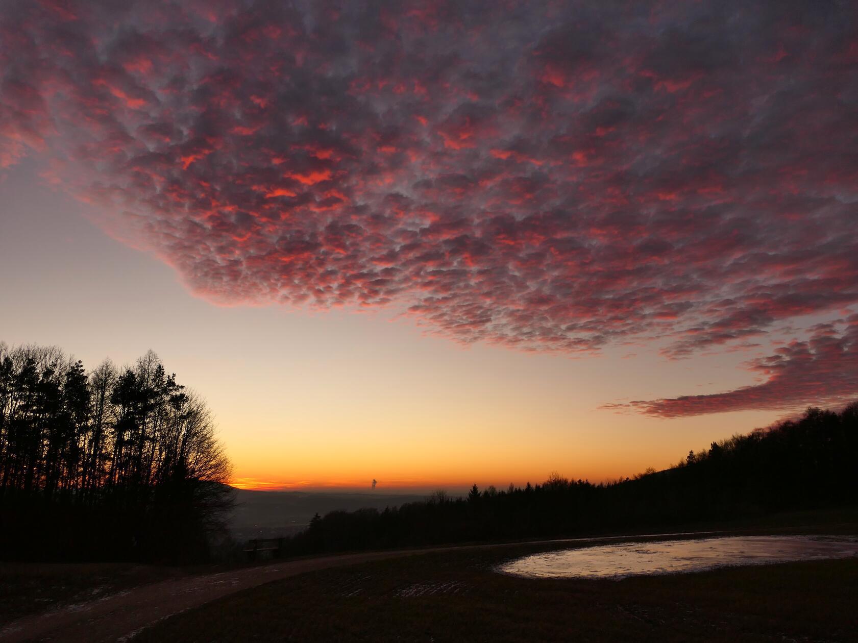 Diese spektakuläre Wolkenformation in der Abendsonne hat unsere Leserfotografin Andrea Engelhard eingefangen.