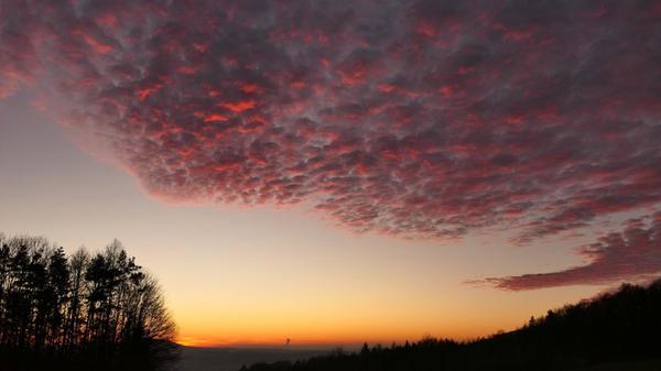 Diese spektakuläre Wolkenformation in der Abendsonne hat unsere Leserfotografin Andrea Engelhard eingefangen.