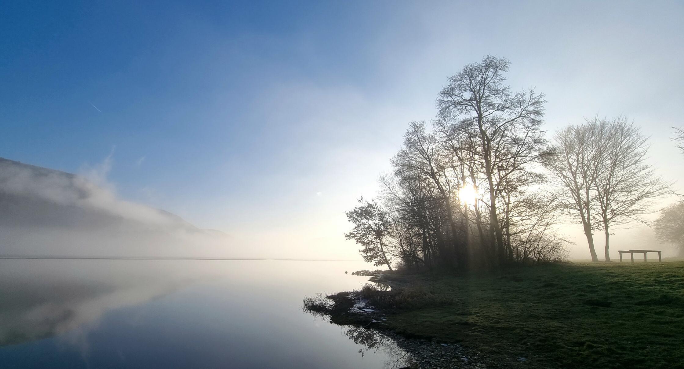 Still ruht der Happurger Stausee an diesem winterlichen Morgen.