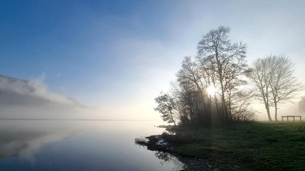 Still ruht der Happurger Stausee an diesem winterlichen Morgen.