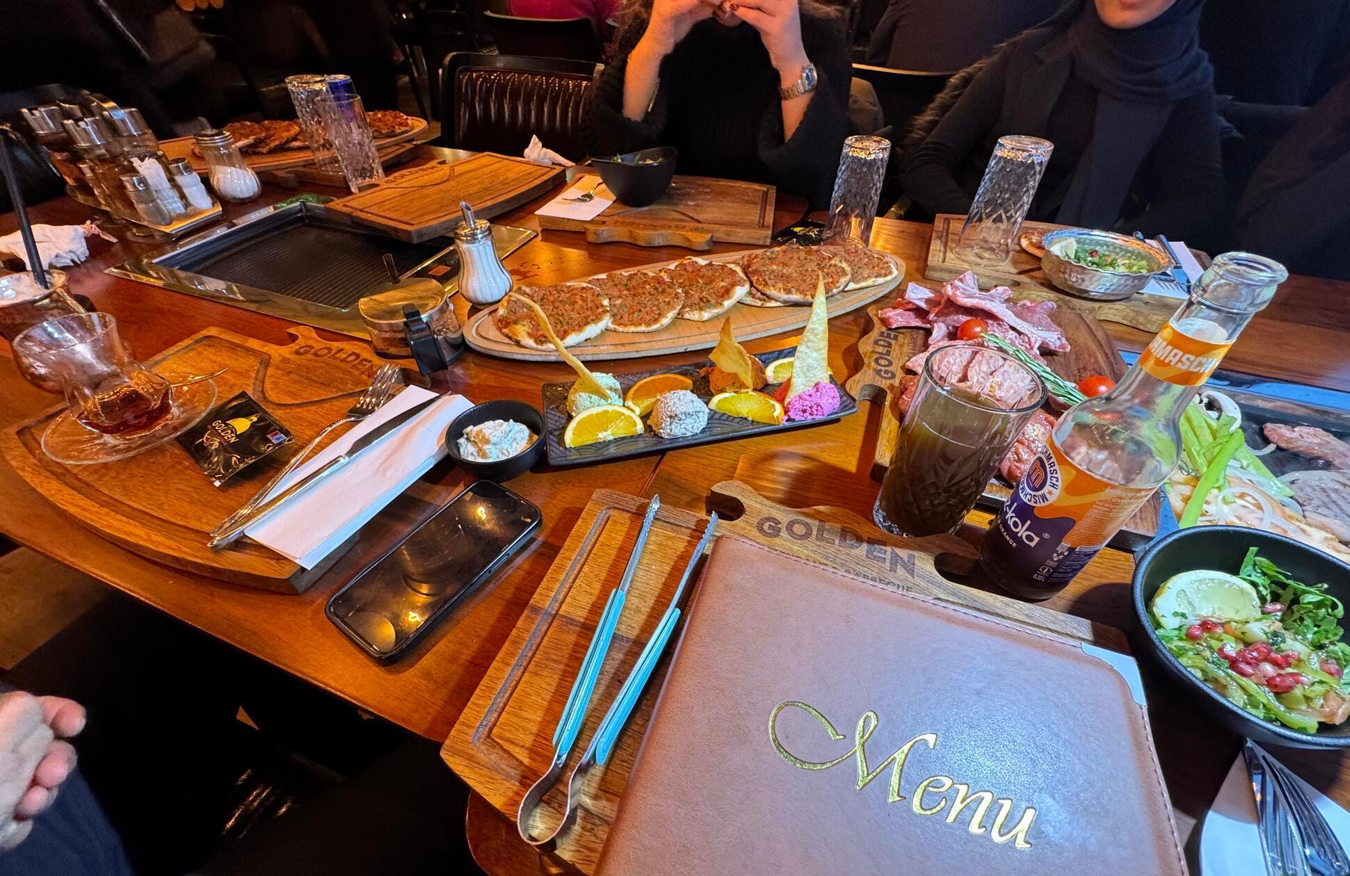 Voller Tisch und Speisen zum Teilen. Ein wahres Gemeinschaftserlebnis.