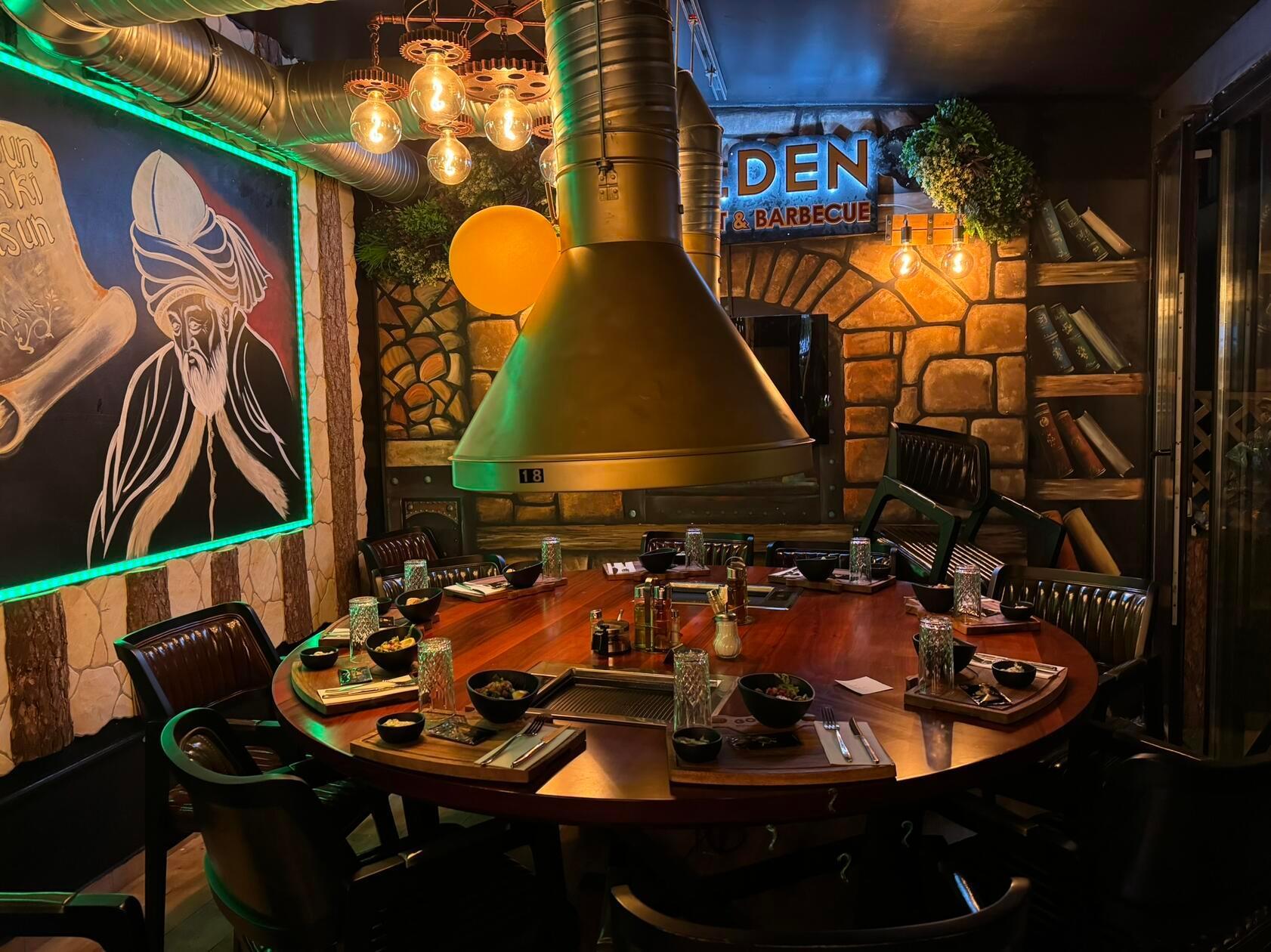 Der größte Tisch des Hauses.