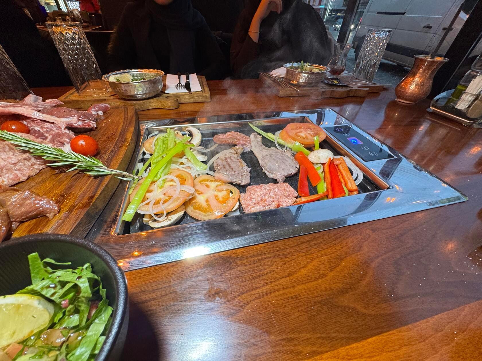 Reichlich gefüllt mit Fleisch und Gemüse. "Schnell mal das dort wenden, das sieht schon gut aus."