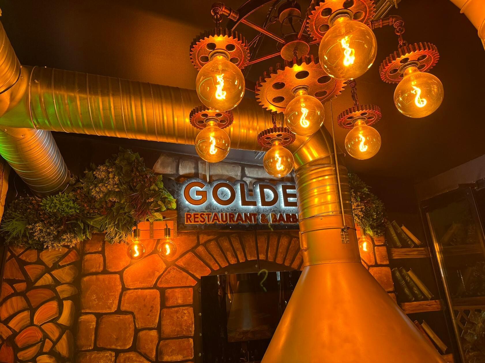 Die Dekoration verfolgt eine einzigartige optische Linie: goldene Hauben, Rohre und Zahnräder.