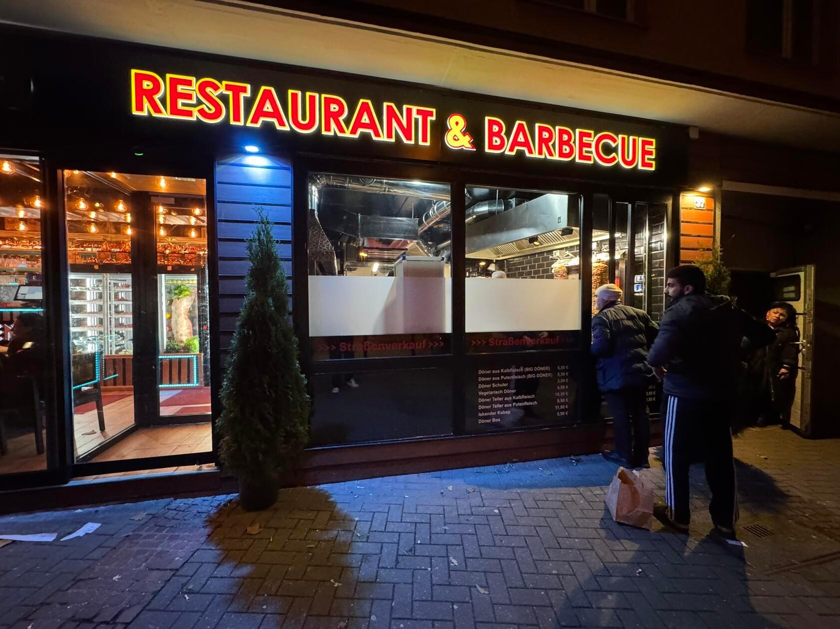 Für den kleinen Hunger zwischendurch: Es gibt auch einen Straßenverkauf mit selbstgestecktem Döner.