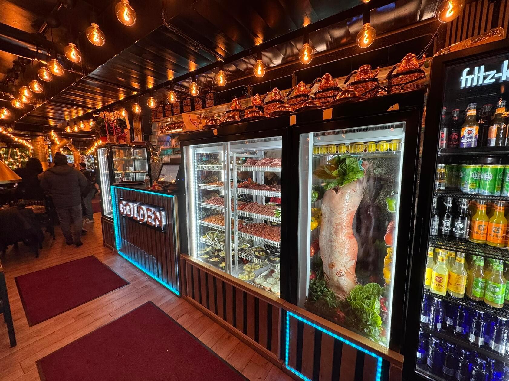 Direkt und prominent ausgestellt: Das Grillgut des Hauses.