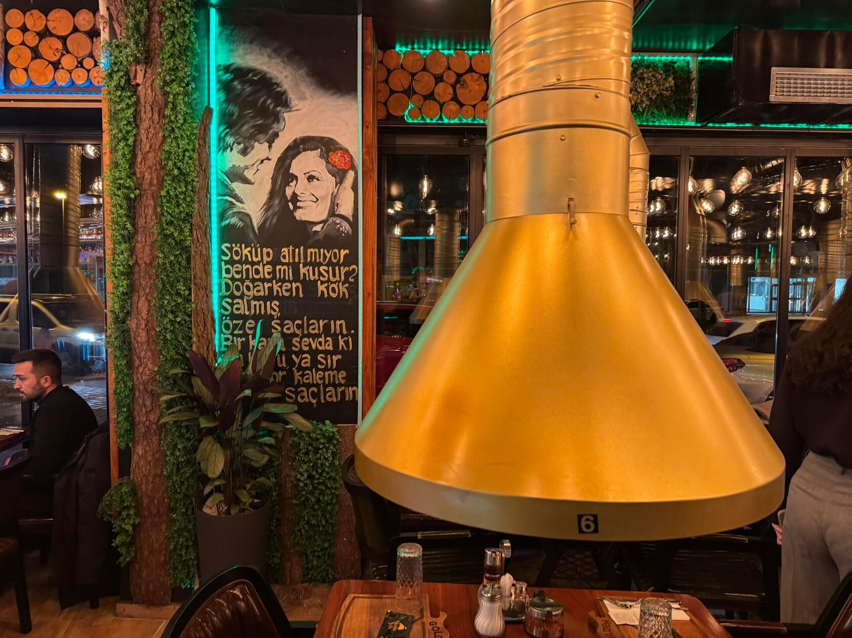 Holz und Pflanzen durchbrechen immer wieder die Steam-Punk-Ästhetik.