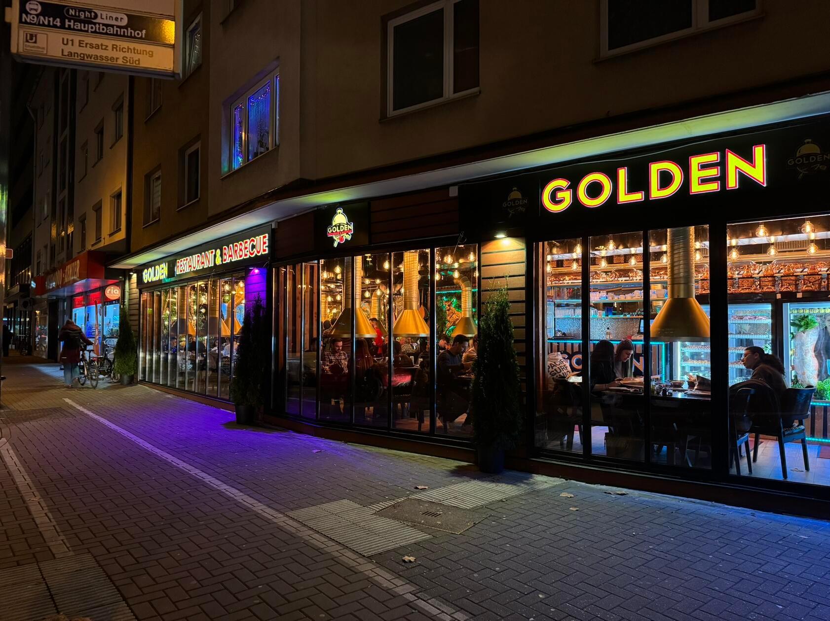 Und auch von Außen kann es punkten. Das Golden Barbecue sticht auf jeden Fall hervor in der Fürther Straße.