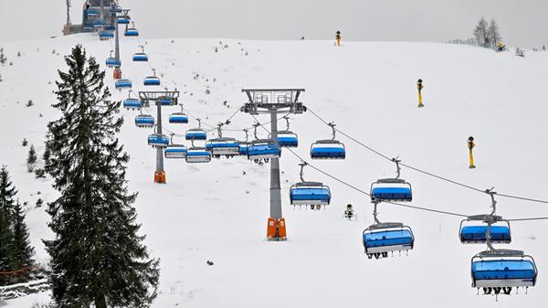 15.12.2024, Bayern, Bayrischzell: Wintersportler f